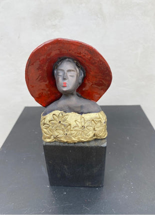 Keramisch borstbeeld goud – vrouw met hoed – incl. zuiltje – handgemaakt mini kunstwerk – 11x7x5 cm