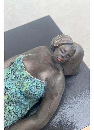 Keramisch Liggend Beeld “A New Beginning” – Liggende Vrouw – 28 cm Keramiek