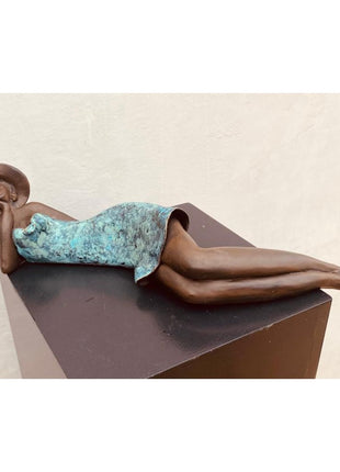 Keramische Beeld - Dame Liggend - Brons Groen - Bernadette te Wierik