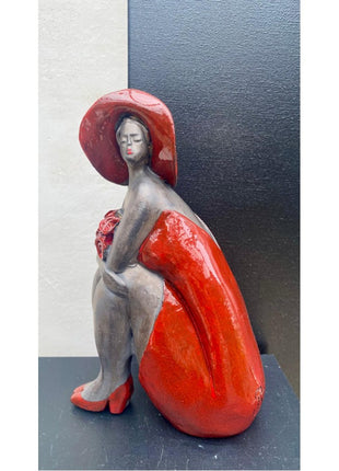 Keramisch beeld “Attractive Woman” – zittende vrouw met hoed – handgemaakt kunstcadeau – 23x15x9 cm