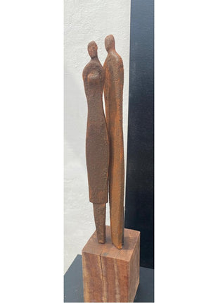 Keramisch beeld “Eenheid” – man & vrouw – bruin – incl. houten zuiltje – handgemaakt relatiegeschenk