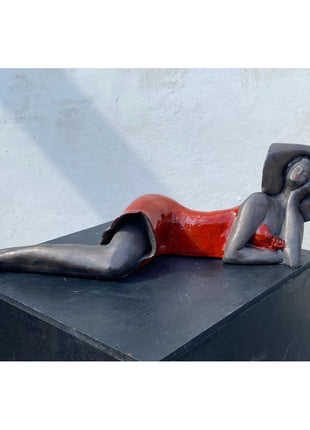 Keramisch beeld “De Napret” – handgemaakt liggend kunstwerk rood – 11x36x10 cm