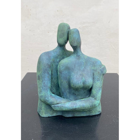 Keramisch beeld “Looking into the Past” – handgemaakt brons‑groen – 17x7x13 cm kunstwerk