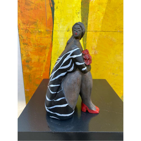 Keramisch Zittend Beeld "Happy" - Zittende Vrouw van Keramiek - 22 cm hoog