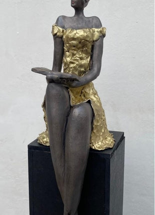 Zittende Vrouw met Boek Goud - Keramiek - Keramische Beeld - Bernadette te Wierik