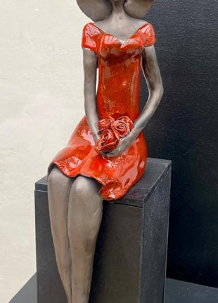 Zittende Vrouw van Keramiek - Keramische Kunst - Keramisch Beeld - Rood - Bernadette te Wierik