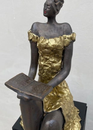 Zittende Vrouw met Boek Goud - Keramiek - Keramische Beeld - Bernadette te Wierik
