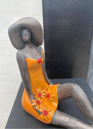 Vrouwenfiguur Beeld van Keramiek - Oranje - Zittend - Bernadette te Wierik