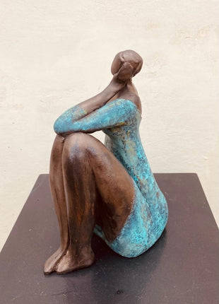 Beeld Keramiek - Zittende Dame - Brons Groen - Bernadette te Wierik