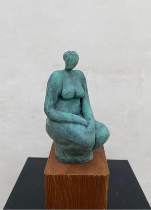 Zittend Keramisch Beeld met Houten Sokkel - Denker - Kunst - Bernadette te Wierik