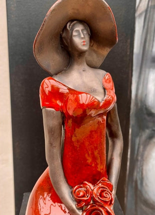 Zittende Vrouw van Keramiek - Keramische Kunst - Keramisch Beeld - Rood - Bernadette te Wierik