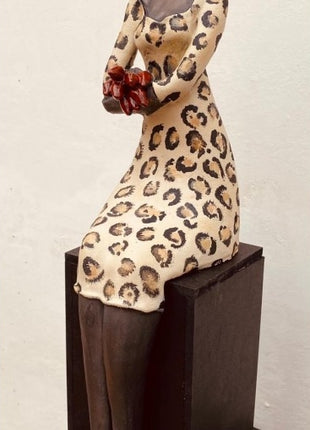 Zittende Vrouw met Panterprint - Keramische Kunst - Beeld van Keramiek - Bernadette te Wierik