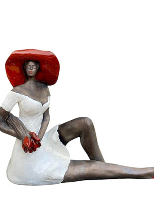 Zittend Beeld met Rode Hoed van Keramiek - Kunst - Keramisch Beeld - Bernadette te Wierik