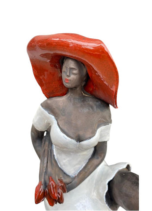 Zittend Beeld met Rode Hoed van Keramiek - Kunst - Keramisch Beeld - Bernadette te Wierik