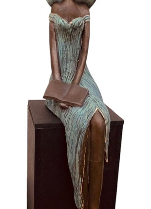 Keramisch Zittend Beeld met Houten Sokkel - Kunst - Bernadette te Wierik - 23 x 9 x 9 cm