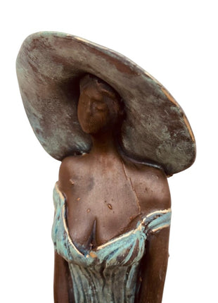 Keramisch Zittend Beeld met Houten Sokkel - Kunst - Bernadette te Wierik - 23 x 9 x 9 cm