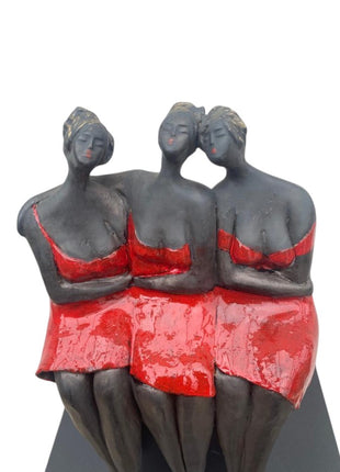 Keramisch Beeld Rood met Houten Sokkel - 3 Zussen - Keramiek - Bernadette te Wierik