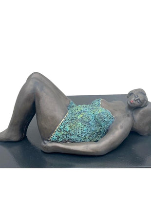 Keramisch Beeld - Dikke Dame Liggend - Brons Groen - Bernadette te Wierik
