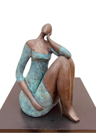 Beeld Keramiek - Zittende Dame - Brons Groen - Bernadette te Wierik
