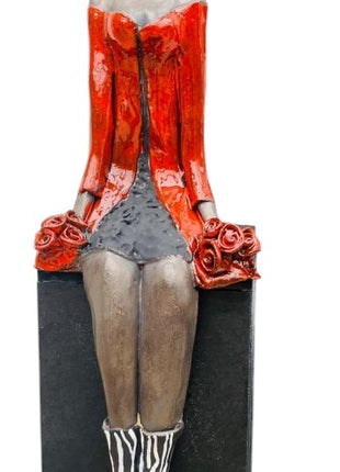 Vrouwenfiguur van Keramiek - Beeld Met Houten Sokkel - Rood - Bernadette te Wierik