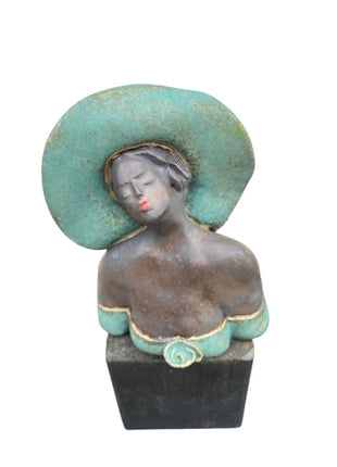 Borstbeeldje met houten sokkel - Vrouwenfiguur - Brons Groen - Bernadette te Wierik
