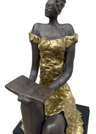 Zittende Vrouw met Boek Goud - Keramiek - Keramische Beeld - Bernadette te Wierik
