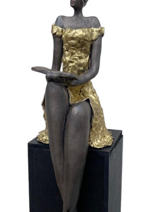 Zittende Vrouw met Boek Goud - Keramiek - Keramische Beeld - Bernadette te Wierik