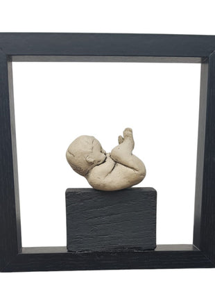 Baby Beeldje in Lijstje - Geschenk Keramiek - Zwangerschap - Bernadette te Wierik