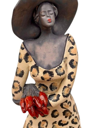 Zittende Vrouw met Panterprint - Keramische Kunst - Beeld van Keramiek - Bernadette te Wierik