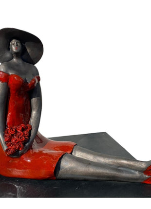 Beeld van Keramiek - Zittende Vrouw met Rozen - Dikke Dames - Rood - Bernadette te Wierik