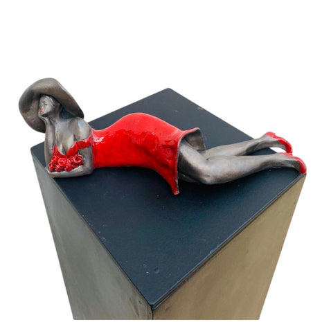 Keramisch Beeld ‘Charmante Vrouw’ – Liggende Vrouw – Handgemaakt Rood Kunstbeeld