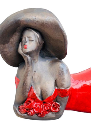Keramisch Beeld ‘Charmante Vrouw’ – Liggende Vrouw – Handgemaakt Rood Kunstbeeld