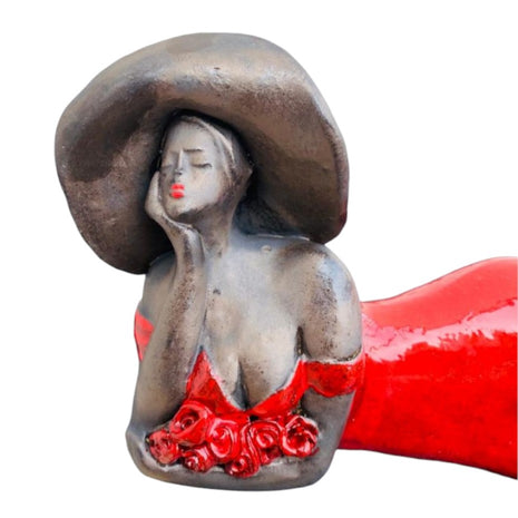 Keramisch Beeld ‘Charmante Vrouw’ – Liggende Vrouw – Handgemaakt Rood Kunstbeeld