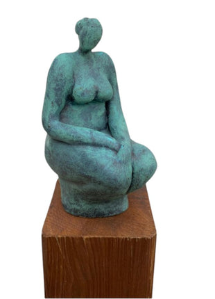 Keramisch Beeld ‘Denker’ – Groen Keramiek op Zuil – Handgemaakt Kunstbeeld – 15×8×9 cm