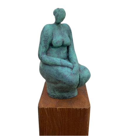 Keramisch Beeld ‘Denker’ – Groen Keramiek op Zuil – Handgemaakt Kunstbeeld – 15×8×9 cm