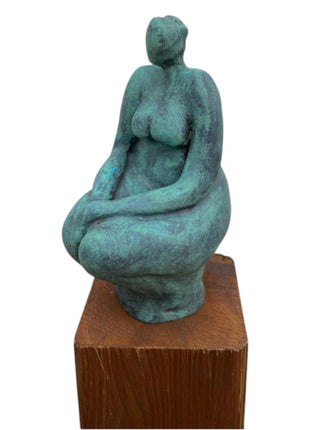 Keramisch Beeld ‘Denker’ – Groen Keramiek op Zuil – Handgemaakt Kunstbeeld – 15×8×9 cm