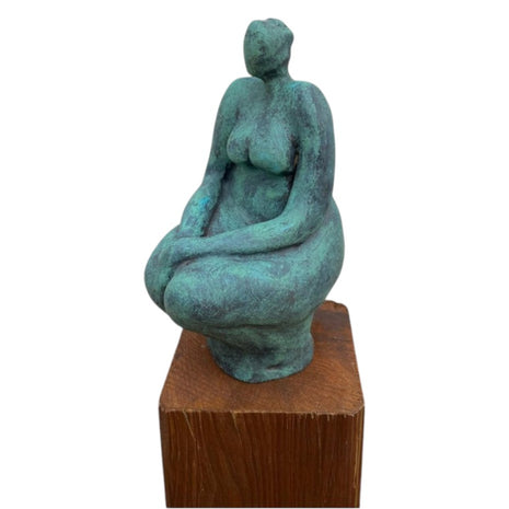 Keramisch Beeld ‘Denker’ – Groen Keramiek op Zuil – Handgemaakt Kunstbeeld – 15×8×9 cm