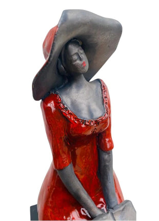 Keramisch Beeld Zittende Vrouw Rood Handgemaakt Met Boek Inclusief Houten Zuiltje 43 cm