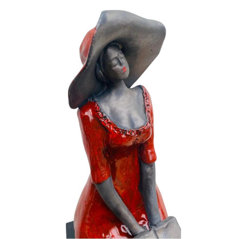 Keramisch Beeld Zittende Vrouw Rood Handgemaakt Met Boek Inclusief Houten Zuiltje 43 cm