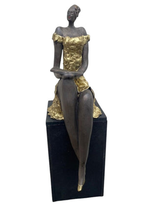 Handgemaakt Keramisch Beeld Zittende Vrouw Leest Boek Goud Weersbestendig 33 cm