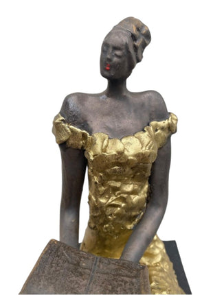 Handgemaakt Keramisch Beeld Zittende Vrouw Leest Boek Goud Weersbestendig 33 cm