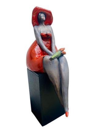 Keramisch Beeld ‘Proud of Her’ – Zittende Vrouw in Rood met Tulpen – Inclusief Houten Sokkeltje