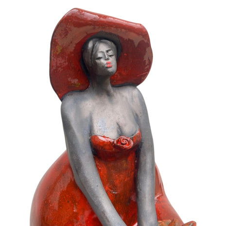 Keramisch Beeld ‘Proud of Her’ – Zittende Vrouw in Rood met Tulpen – Inclusief Houten Sokkeltje