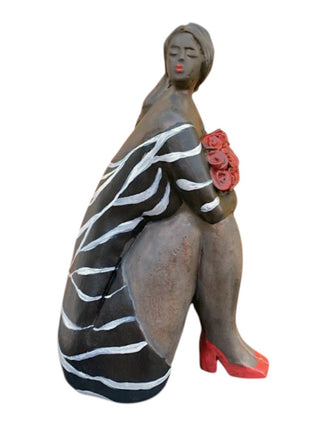 Keramisch Zittend Beeld "Happy" - Zittende Vrouw van Keramiek - 22 cm hoog