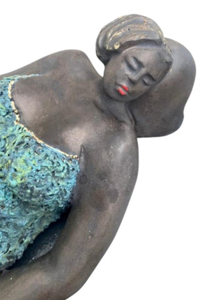 Keramisch Liggend Beeld “A New Beginning” – Liggende Vrouw – 28 cm Keramiek