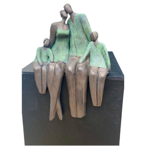 Close Familie incl. houten zuiltje - Keramisch Beeld - Bernadette te Wierik