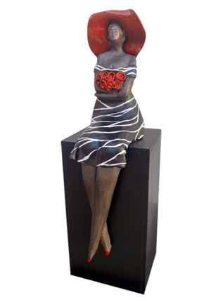 Keramisch zittend Beeld - Vrouw met Rozen "Aanzien" incl. houten zuil - Keramiek - 30 cm