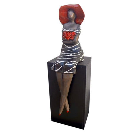 Keramisch zittend Beeld - Vrouw met Rozen "Aanzien" incl. houten zuil - Keramiek - 30 cm