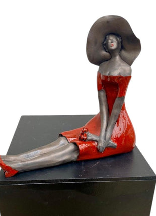 Keramisch zittend beeld rood – vrouw met hoed – adembenemend handgemaakt kunstwerk – 25x25x10 cm