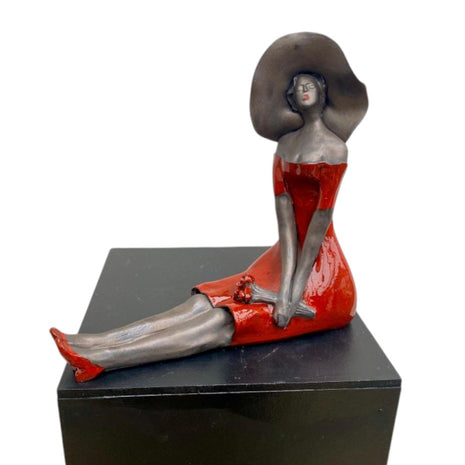 Keramisch zittend beeld rood – vrouw met hoed – adembenemend handgemaakt kunstwerk – 25x25x10 cm